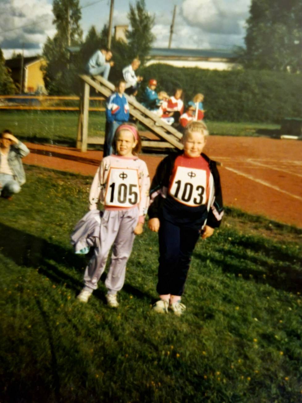 Terhi Torikka ja Annika Saarikko urheilukentällä.
