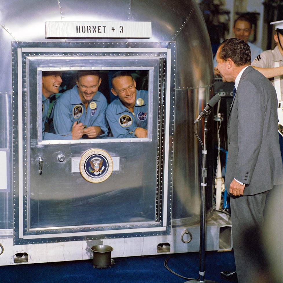 Presidentti Richard Nixon otti karanteeniin laitetut sankarit vastaan lentotukialus Hornetin kannella Havaijin lounaispuolella. Eristetyssä säiliössä istuivat Armstrong, Collins ja Aldrin.