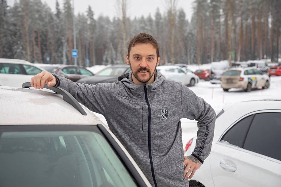Kimaltelevan Porschen sijaan Juhamatti Aaltonen esittelee Mikkelin jäähallin parkkipaikalla kuraista Skodaa, nykyistä ajopeliään.