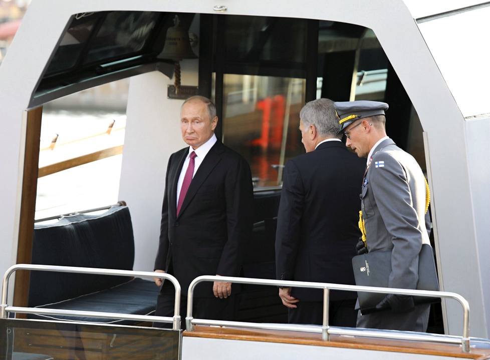 Vladimir Putin vietiin Suomen presidentin Kultaranta-huvijahdilla vierailulle Suomenlinnaan.