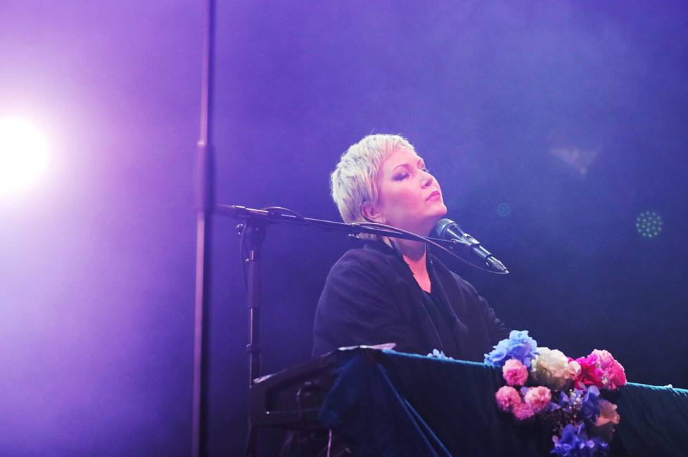 Astrid Swan Huvilateltan lavalla Helsingin juhlaviikoilla elokuussa 2018.