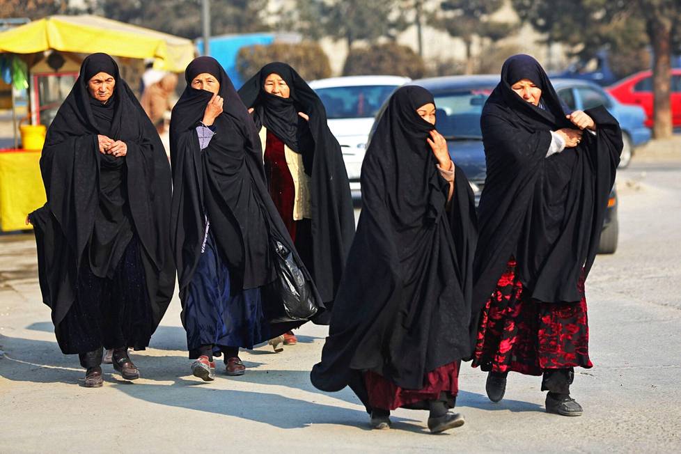 Afganistanilaisnaisia kävelemässä Kabulin kaduilla joulukuussa. Taleban on kieltänyt kuukauden sisällä naisilta lähes kaiken paitsi kotona olemisen. 