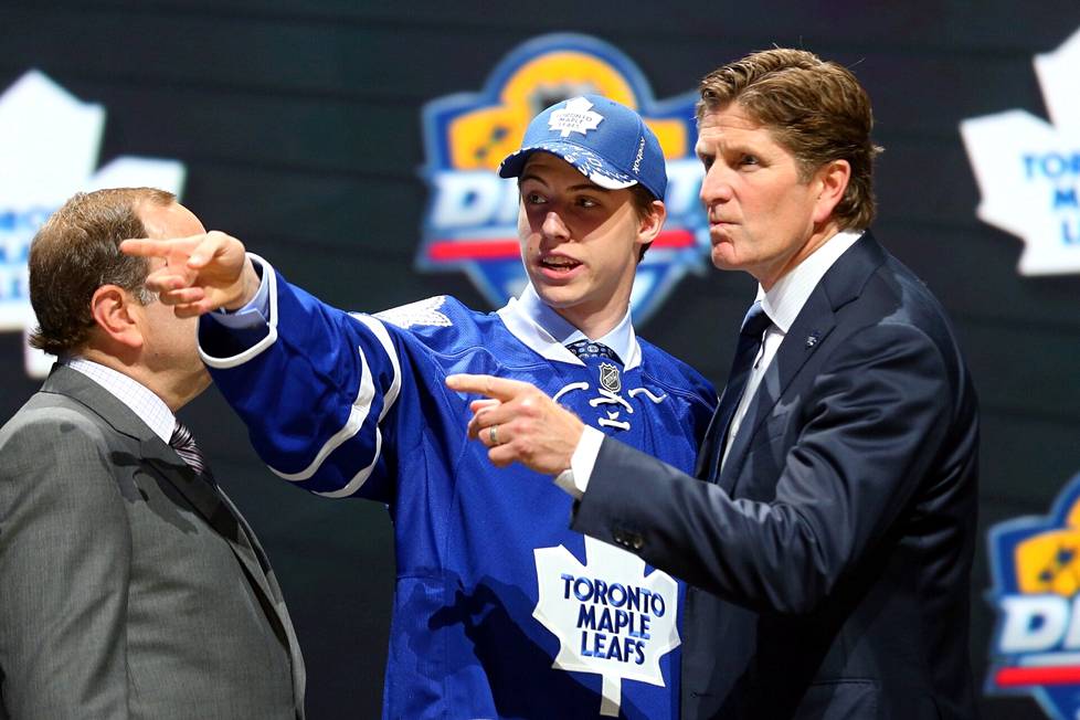 Mitch Marner ja Mike Babcock NHL:n varaustilaisuudessa 2015. Toronto nappasi Marnerin tilaisuuden neljäntenä pelaajana. 