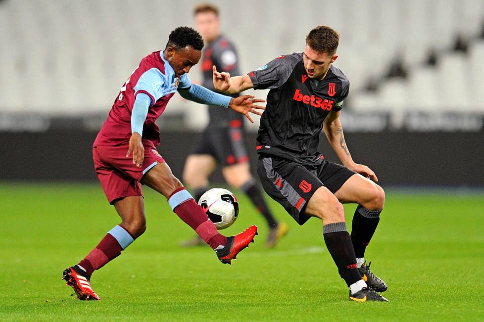 Dunwoody Stoken alle 23-vuotiaiden ryhmän riveissä West Hamia vastaan 2020. Vastassa Amadou Diallo.