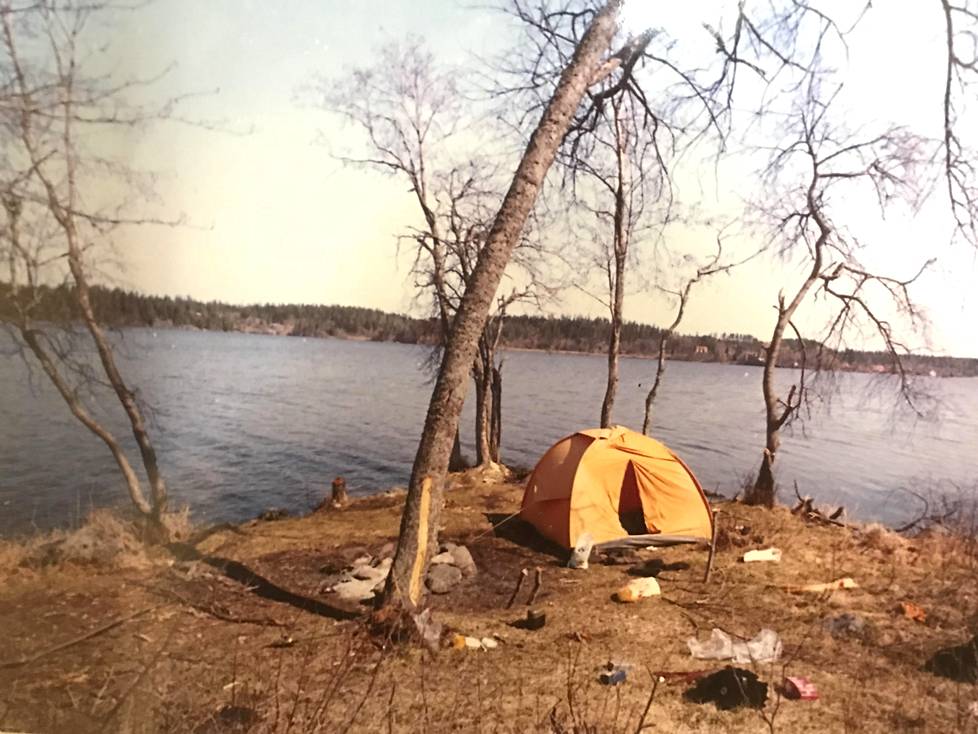 Poliisin rikospaikalta ottama kuva: Sopu-teltta, niemennokka ja Kytäjärvi. Teltan sisällä tapahtuneet kauheudet eivät ulospäin näy.