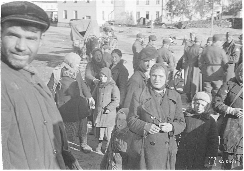 Kalervo Kurkiala näki Itä-Karjalan neitseellisenä kenttänä suomenheimoisen väestön parissa tehtävälle lähetystyölle. Puolustusvoimien kuva Äänislinnan asukkaista on otettu lokakuussa 1941.