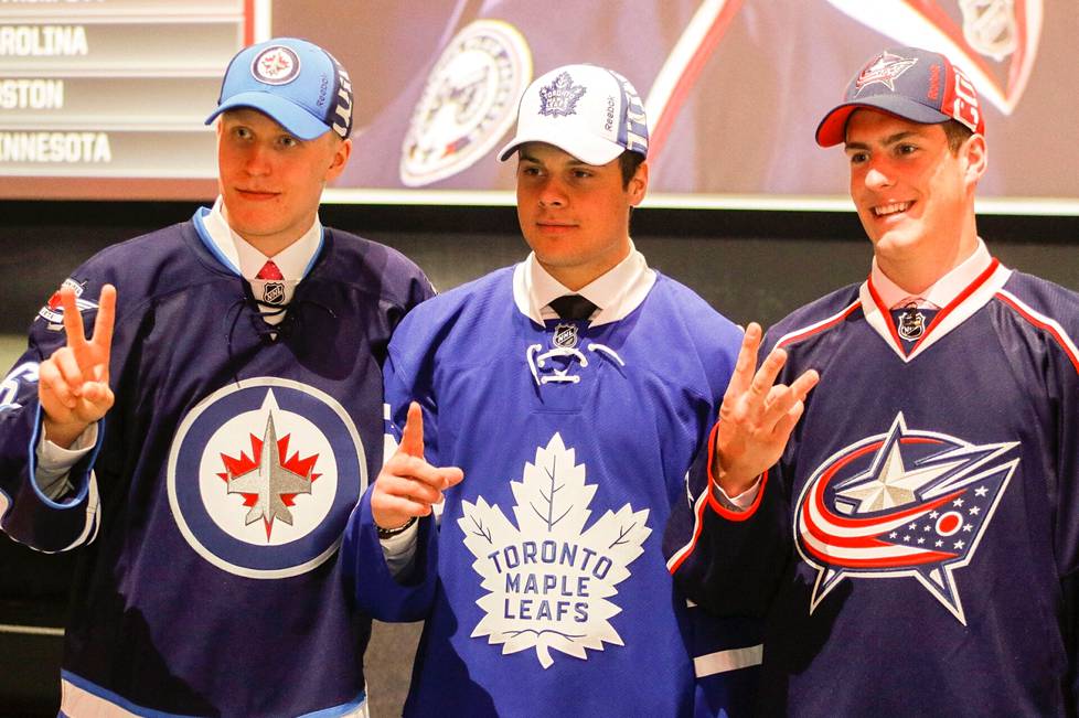Patrik Laine (vas.), Auston Matthews ja Pierre-Luc Dubois NHL:n varaustilaisuudessa 2016.