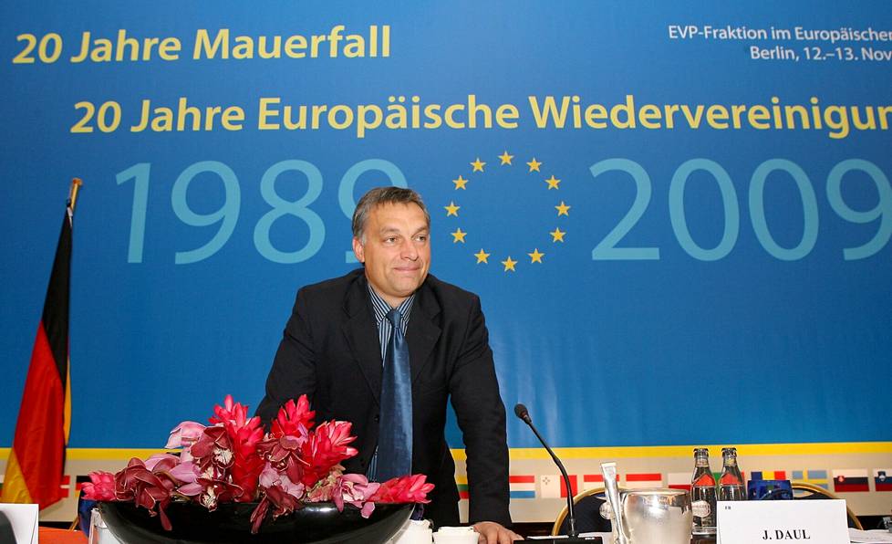 Viktor Orban osallistui vuonna 2009 EU:n konservatiivipuolueiden yhteenliittymän EPP:n kokoukseen. EPP potki myöhemmin Fideszin ulos Orbanin politiikan takia.