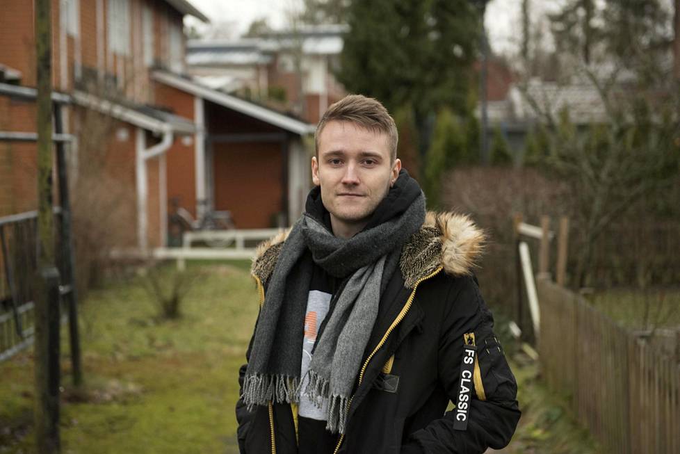 Jesse Linjala syntyi Korsossa. Perhe muutti Keravalle, kun hän oli viisi vuotta vanha. Kotona hän asui hieman yli parikymppiseksi.