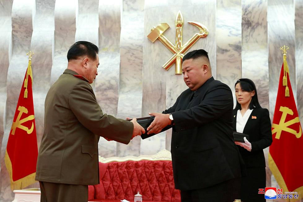 Kim Jong-un ja Kim Yo-jong luovuttamassa Paektu-vuoren muistopistooleja upseereille isänmaan vapautussodan voiton vuosipäivänä heinäkussa 2020.