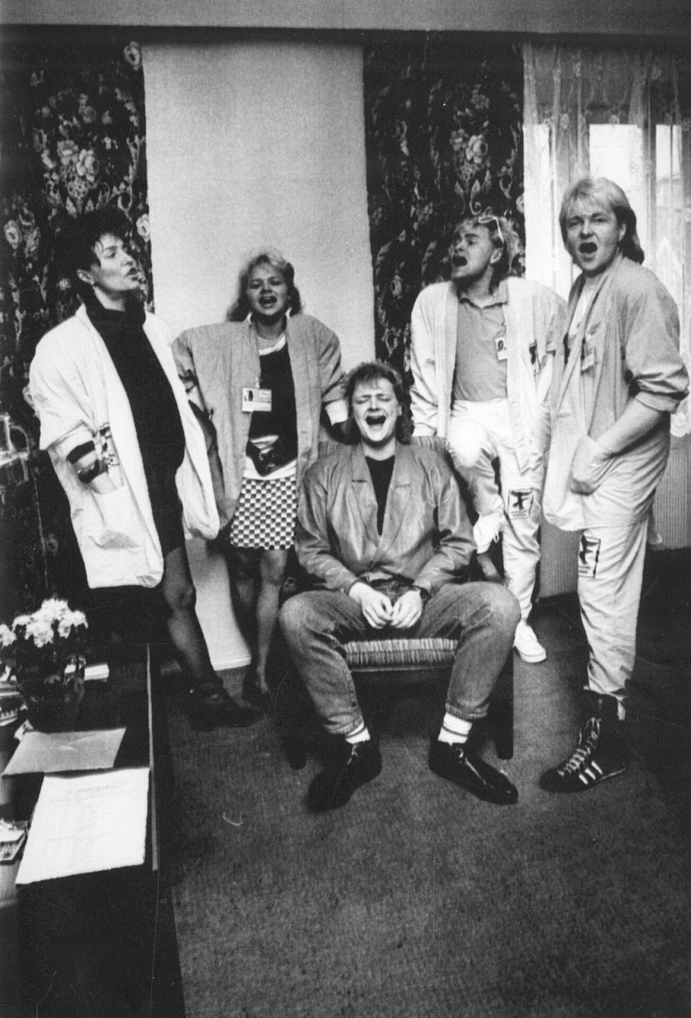 Tässä ollaan Norjassa Kari Kuivalaisen mukana vuonna 1986. Vasemmalta oikealle: Anita Pajunen, Kati Bergman, Kari Kuivalainen, Rele Kosunen ja Jokke Seppälä.