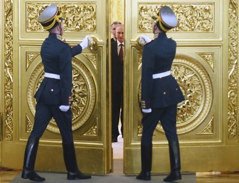 Vladimir Putin saapui Kremlin salin kullatuista ovista pitämään Krim-puhettaan maaliskuun 18. päivänä 2014.