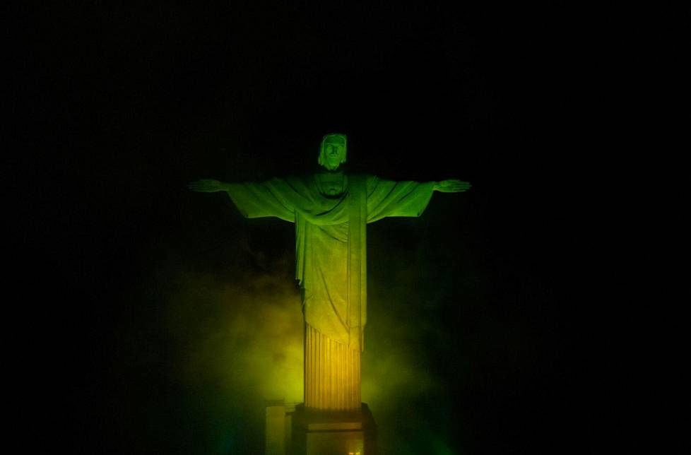 Rio de Janeiron tunnus Corcovado-vuoren Kristus-patsas sai Pelen muistoksi Brasilian lipun värit torstaina kun suru-uutinen saapui.