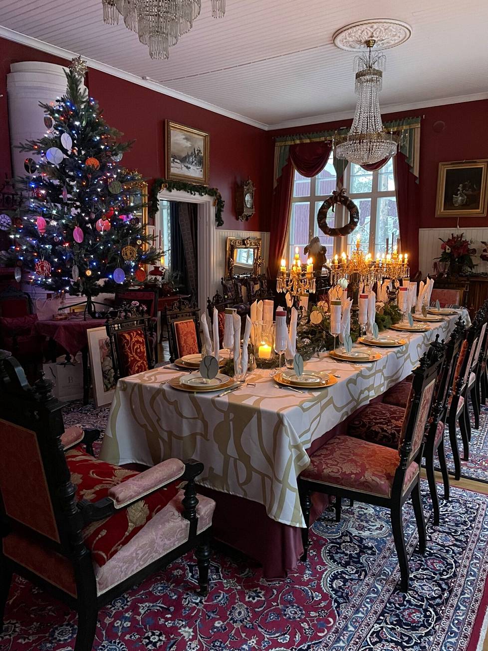 Joulupöytä katetaan Oraksilla punaiseen saliin joka joulu.