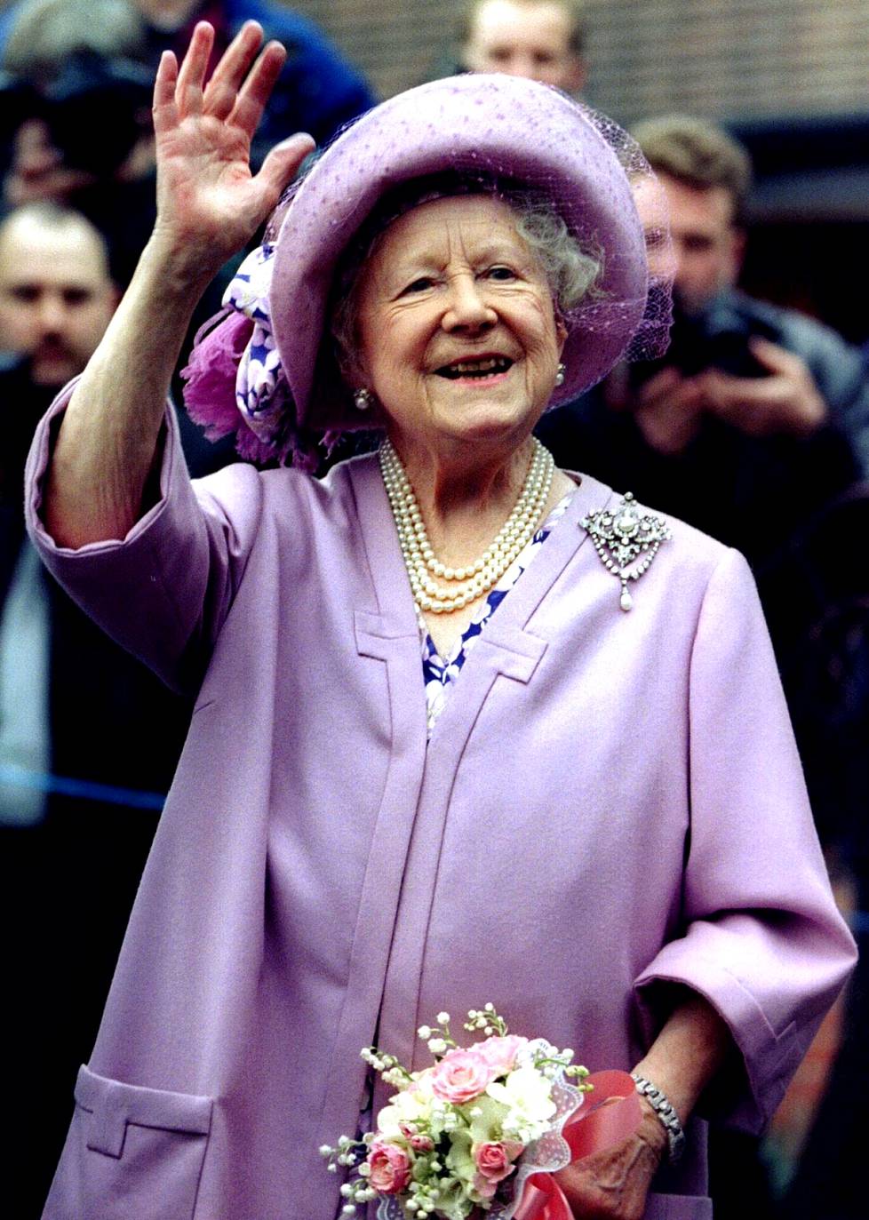 Kuningataräiti Elisabet (1900-2002) tunnettiin aina iloisesta ilmestään. Kuoren alla hän oli tiukka pakkaus, jota Catherine nyt monen hovia tuntevan mukaan muistuttaa.