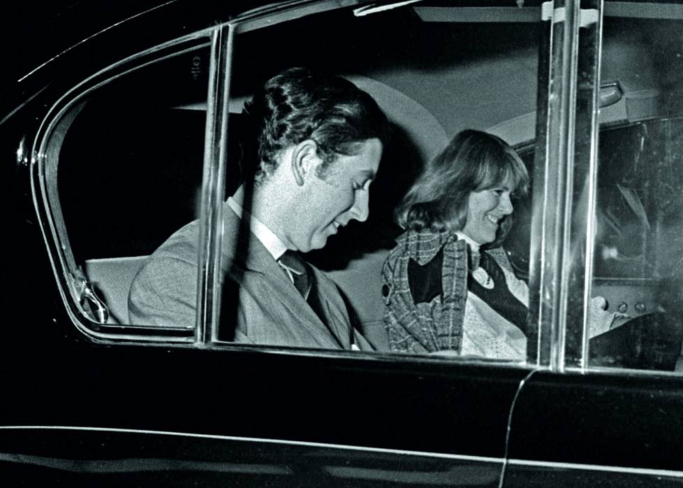 Prinssi Charles ja Camilla Parker-Bowles nähtiin yhdessä ystävänpäivän aattona 1975. 