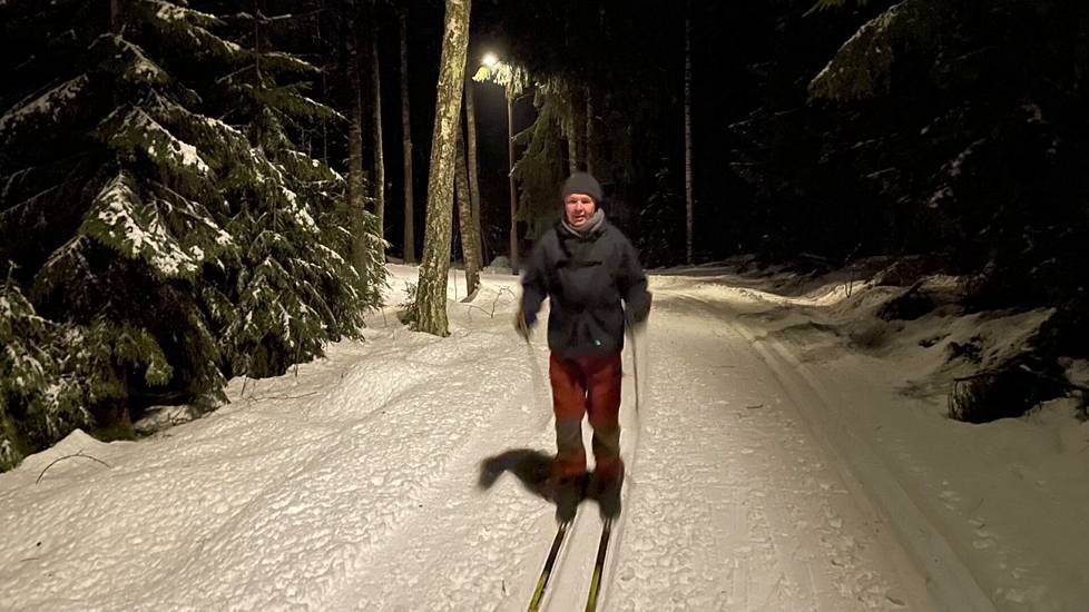 Päivän päätteeksi Haavisto käy vielä hiihtämässä. Hän lähettää myöhemmin IS:lle valokuvan hiihtolenkiltään.