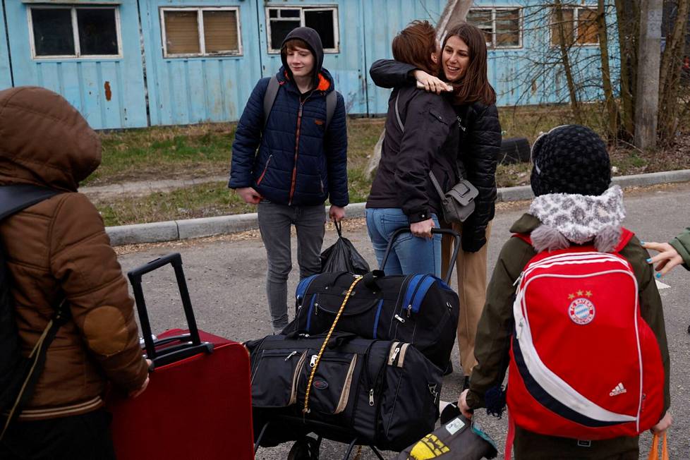 Save Ukraine -järjestön vapaaehtoistyöntekijä Kateryna halasi Natalijaa, joka oli saanut noudettua lapsensa Venäjältä Valko-Venäjän kautta. Kuva otettiin huhtikuun alussa Volynin alueella.