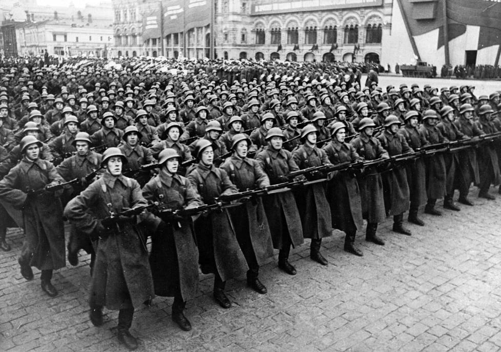 Puna-armeijan paraati Moskovassa. Tarkka kuvausajakohta ei ole tiedossa.