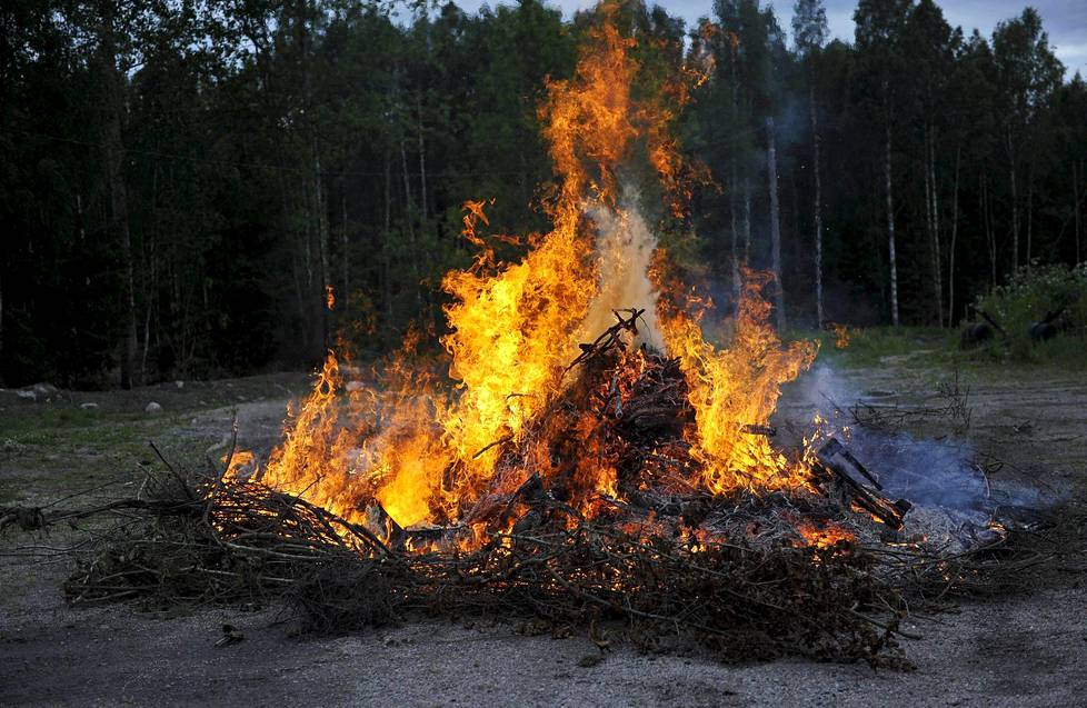 Juhannuskokko paloi paikallisten kyläjuhlien juhannusaaton juhlassa Vantaalla 23. kesåkuuta 2017.