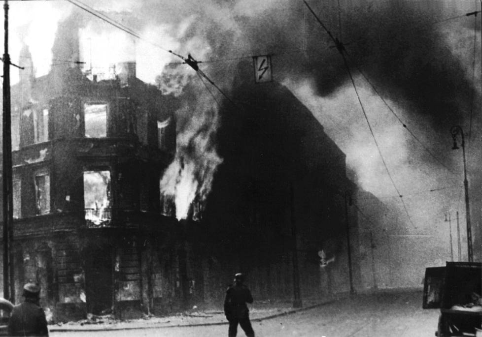 Saksalaiset tuhosivat Varsovan gettoa systemaattisesti geton kansannousun aikana. Kuva huhtikuulta vuodelta 1943.