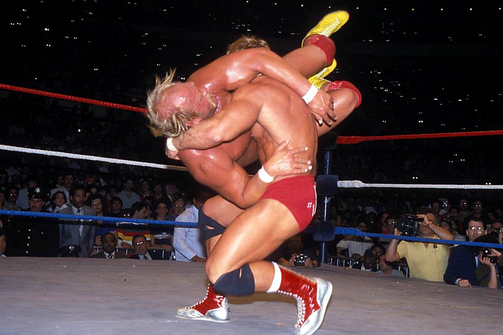 Hulk Hogan Paul Orndorffin otteessa Wrestlemaniassa vuonna 1985.