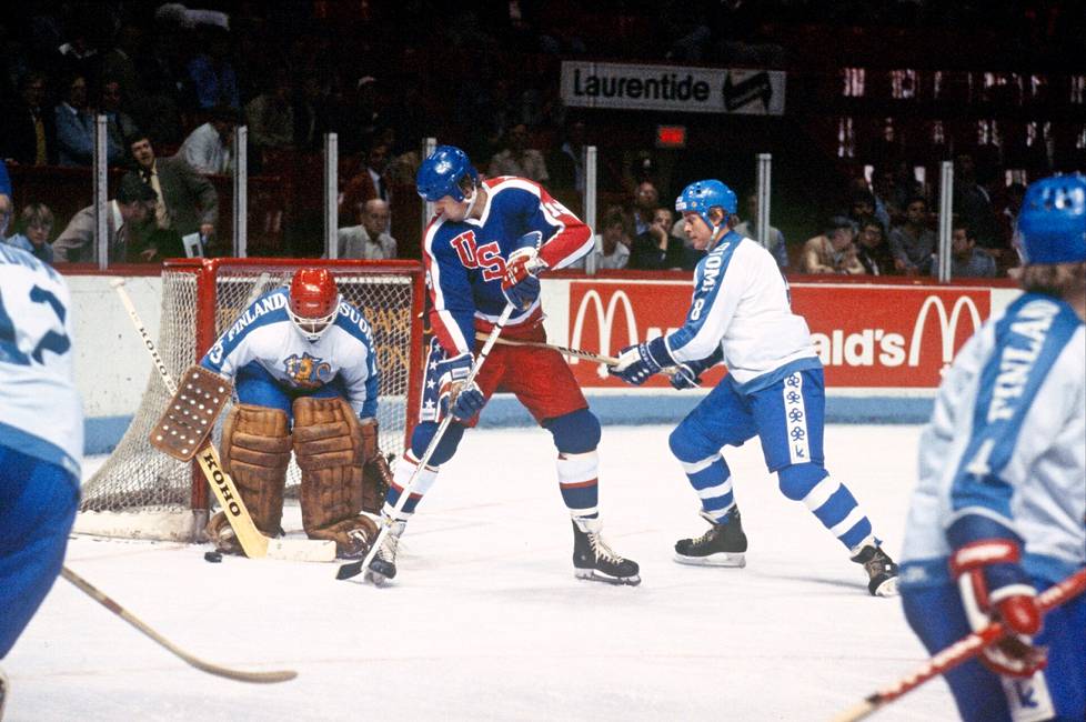 Etukulmasta ei saa mennä! Mattsson Leijonien riveissä Yhdysvaltoja vastaan Kanada Cupissa 1981. Pelipaikka on Montrealin Forum.