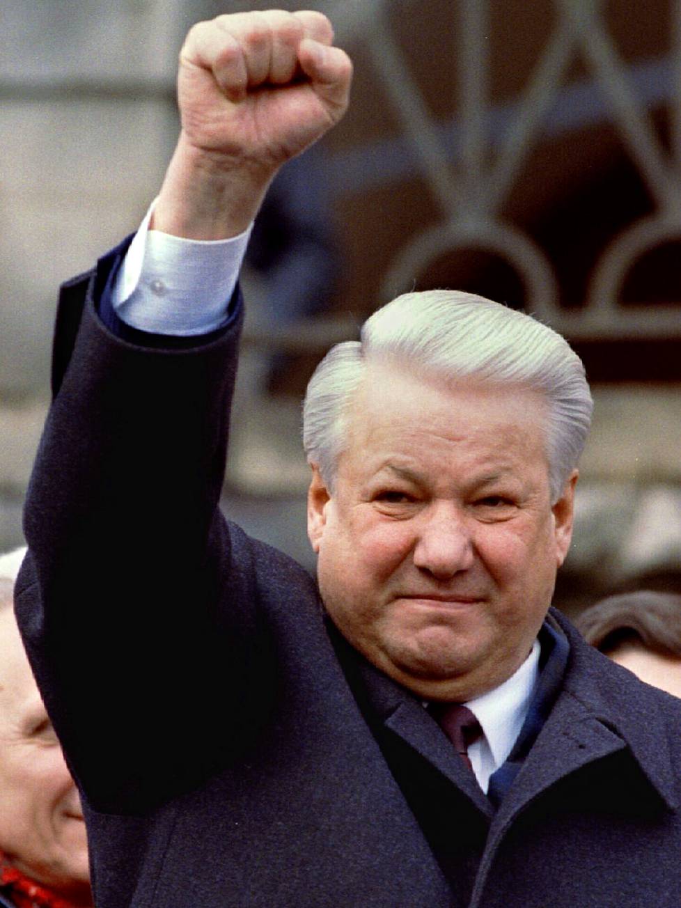 Boris Jeltsiniä syytetään Venäjän valtiomediassa nyt muun muassa siitä, että hän ei ryypiskelynsä lomassa tajunnut vaatia Krimiä Venäjälle jo Neuvostoliiton hajotessa.