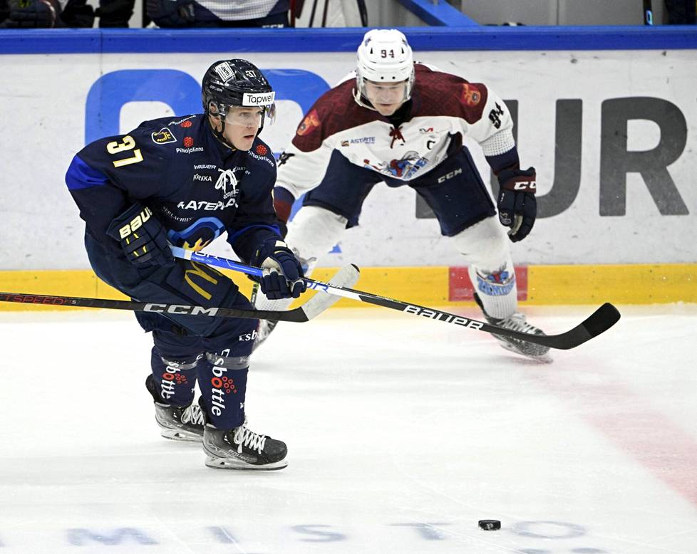 Atro Leppänen (37) jääkiekon Mestiksen ottelussa Kiekko-Espoo-HK Zemgale Espoossa tammikuussa 2022.
