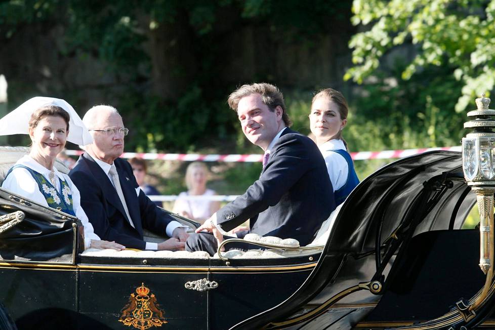 Kuningas Kaarle Kustaa, kuningatar Silvia, prinsessa Madeleine ja tämän puoliso Chris O'Neill kuvattuna 6. kesäkuuta vuonna 2013. Madeleine ja Chris menivät naimisiin kaksi päivää myöhemmin.