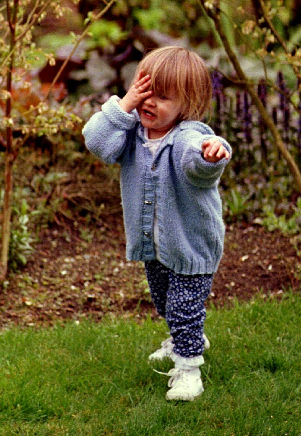Kurt Cobainin ja Courtney Loven tytär Frances Bean vajaan kahden vuoden ikäisenä.