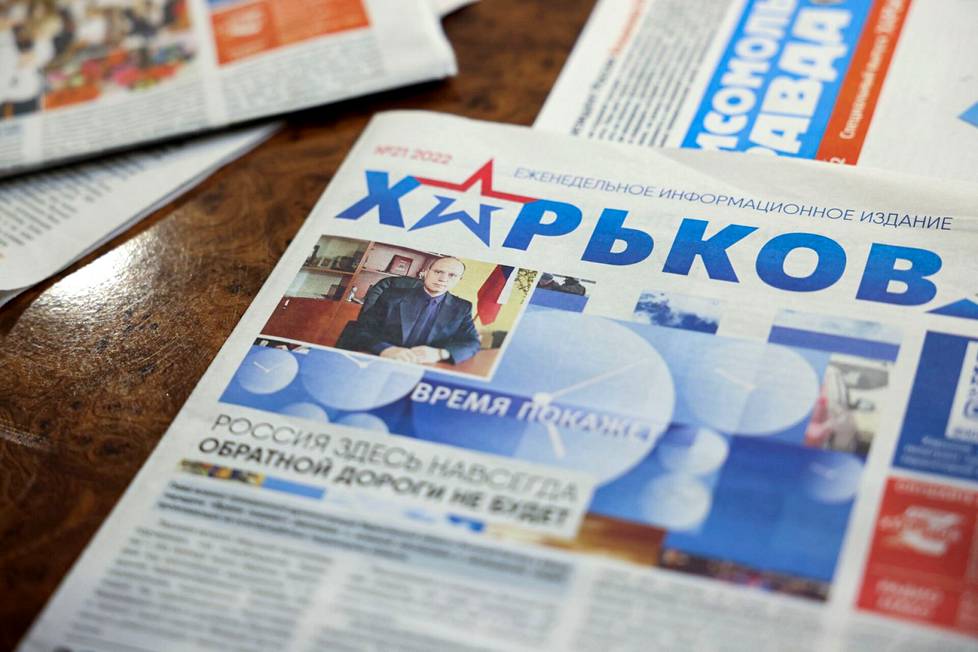 Propagandalehti Harkova Z:n kannessa on venäläisten nimittämän Harkovan alueen kuvernöörin kuva. Otsikko kertoo, että ”Venäjä on täällä ikuisesti”.