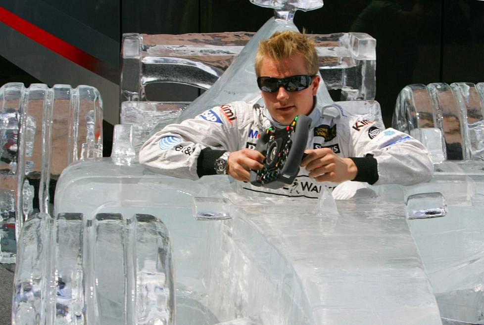 Jäämies jää-McLarenissaan Monacossa 2006.
