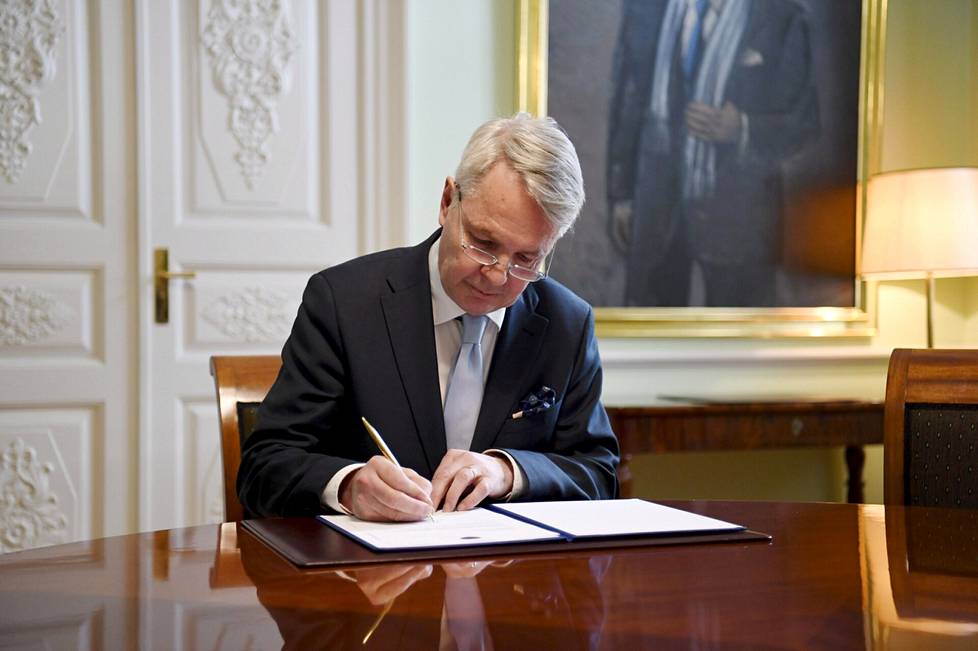 Ulkoministeri Pekka Haavisto (vihr) allekirjoitti Suomen Nato-hakemuksen 17. toukokuuta 2022. Ratifioinnit etenivät tämän jälkeen nopeasti eri Nato-maissa.