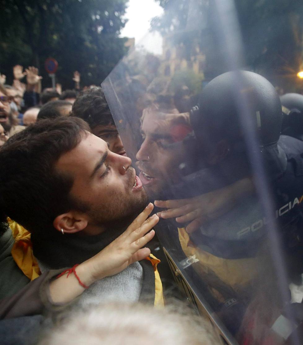 Espanjan valtion mellakkapoliisit estivät ihmisten pääsyn Ramon Llull -koululle Barcelonassa.