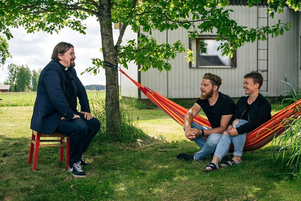 Asiantuntija Kari Kanala vieraili Hennin ja Miikan luona kauden aikana. Henni ja Miikka kertoivat kuukausia kuvausten jälkeen päätyneensä eroon.