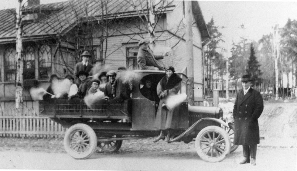 Vuonna 1920 makkaratehtailija Emil Marttinen lähti perheineen vappuajelulle tehtaan ensimmäisellä Fordilla.