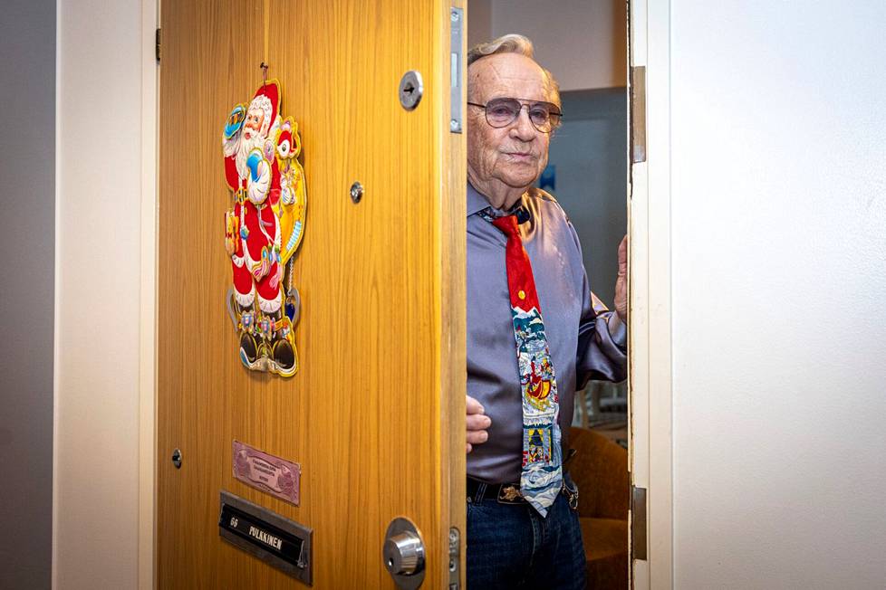 Juontaja Jorma Pulkkinen ripustaa joka vuosi ulko-oveensa joulutontun. 