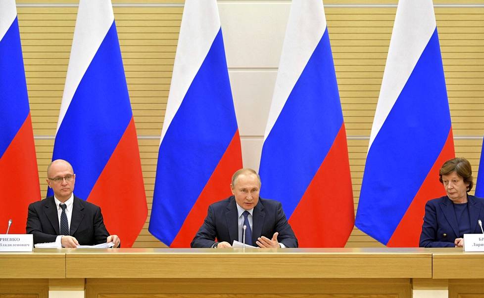 Vladimir Putinin rinnalla Sergei Kirijenko ja Larisa Brytshova helmikuussa 2020.