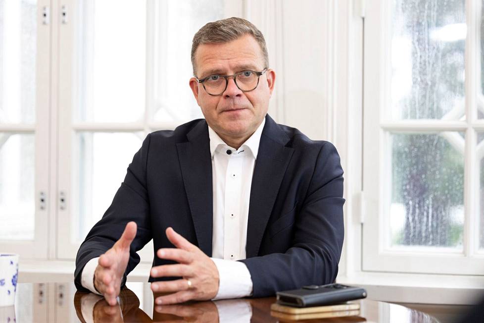 Pääministeri Petteri Orpo IS:n haastattelussa Kesärannassa.