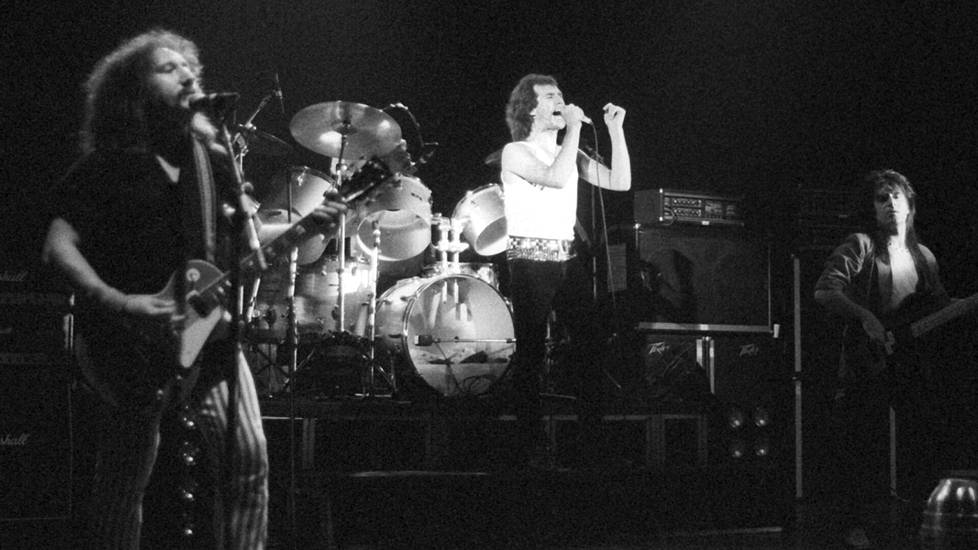 1985 legendaarinen bändi legendaarisessa keikkapaikassa: Uriah Heep Lontoon Hammersmith Odeonin lavalla. Jo 37 vuotta sitten bändi oli veteraaniosastoa!