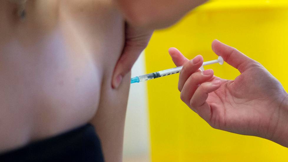 Täyden rokotussarjan antaminen mahdollisimman monelle on keskeinen edellytys deltamuunnoksen torjunnassa. Kuva rokotusasemalta Espanjasta.
