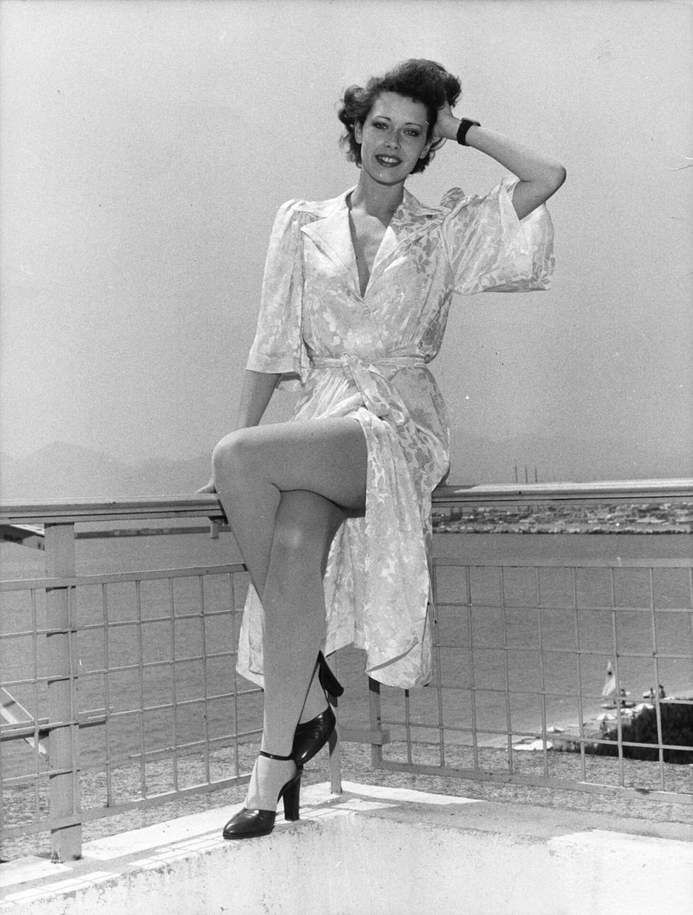 Ennen Emmanuellen tuomaa tähteyttä Sylvia Kristel elätti itsensä mallintöillä. Hänet oli valittu myös Miss TV Hollanniksi.
