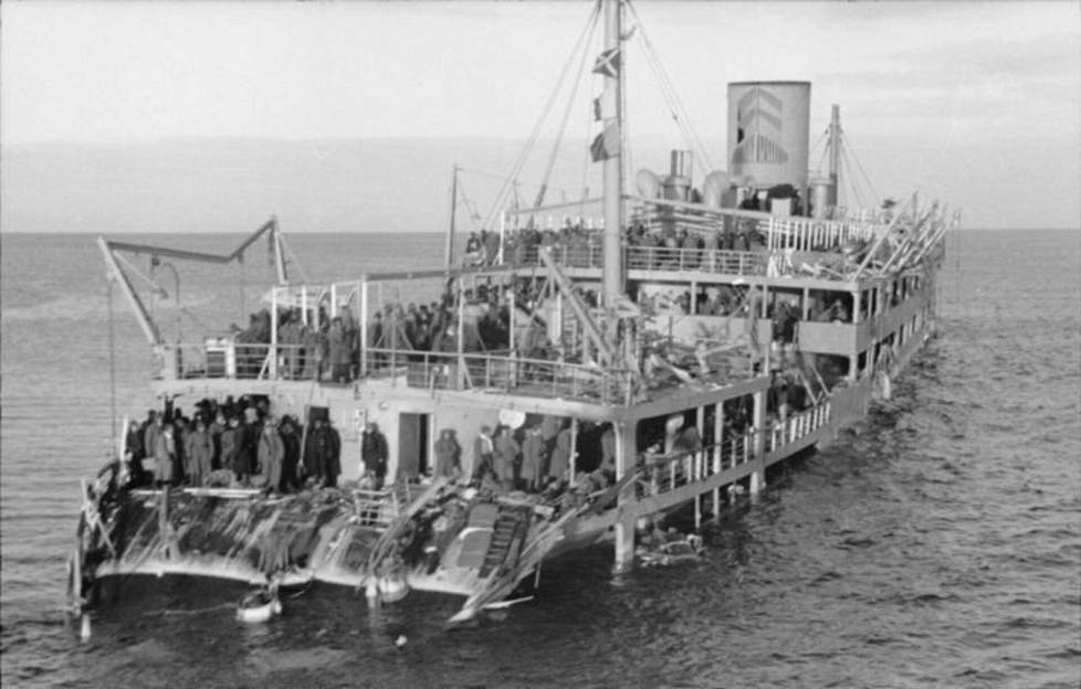 Matkustajalaiva Josif Stalinin pakattiin joidenkin arvioiden mukaan jopa 5?500 matkustajaa.