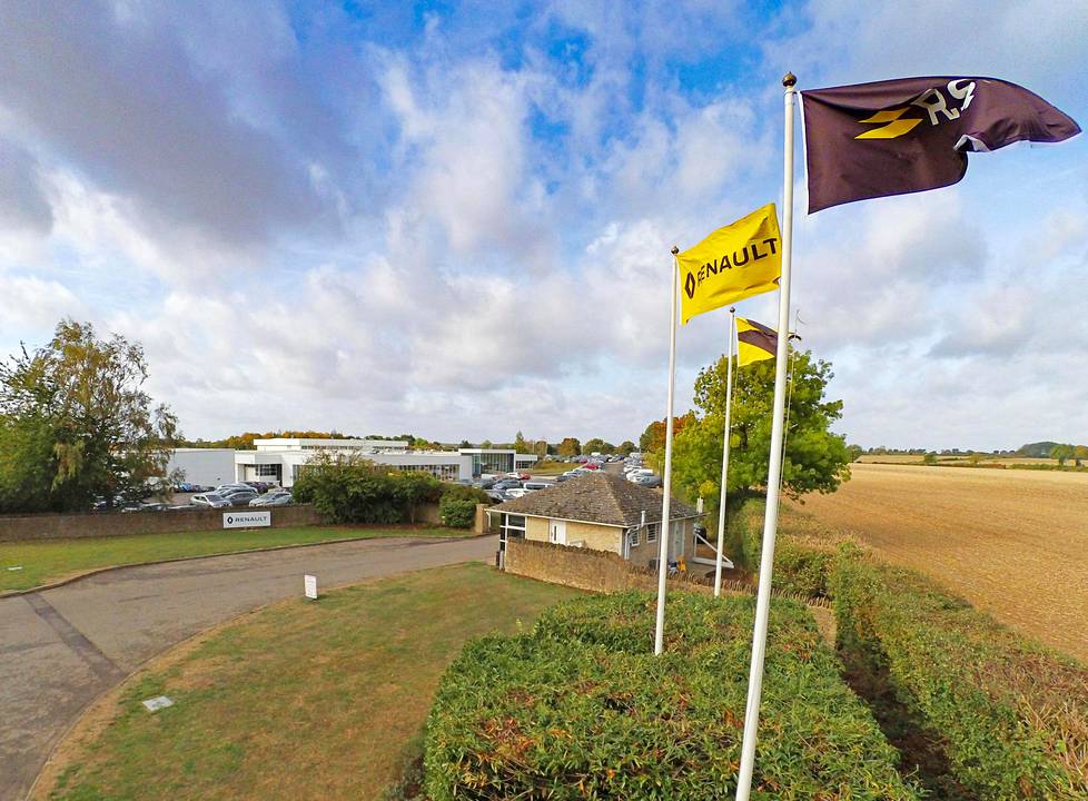 Renault’n F1-tallin päämaja sijaitsee Enstonen kylässä. Portin takana työskentelee 700 henkilöä.