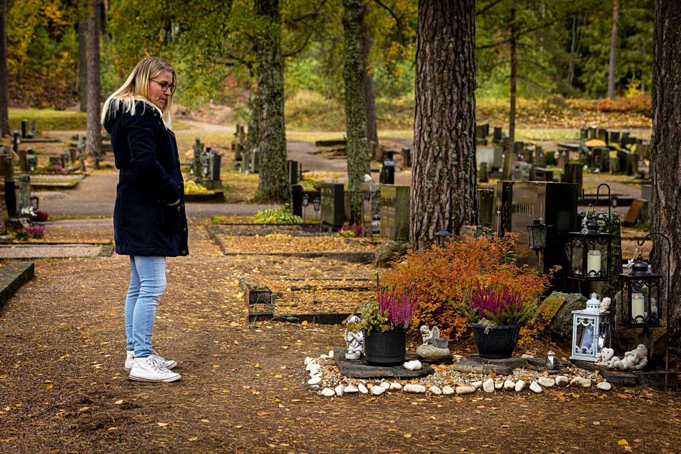 Äiti haudalla: Minna Lehti muistelee 19-vuotiaana menehtynyttä Kia-tytärtään. Kia kuoli huumeisiin neljä vuotta sitten. Minna muistaa, että viimeiset sanat, jotka tytär oli äidilleen ennen kuolemaansa sanonut, olivat: 