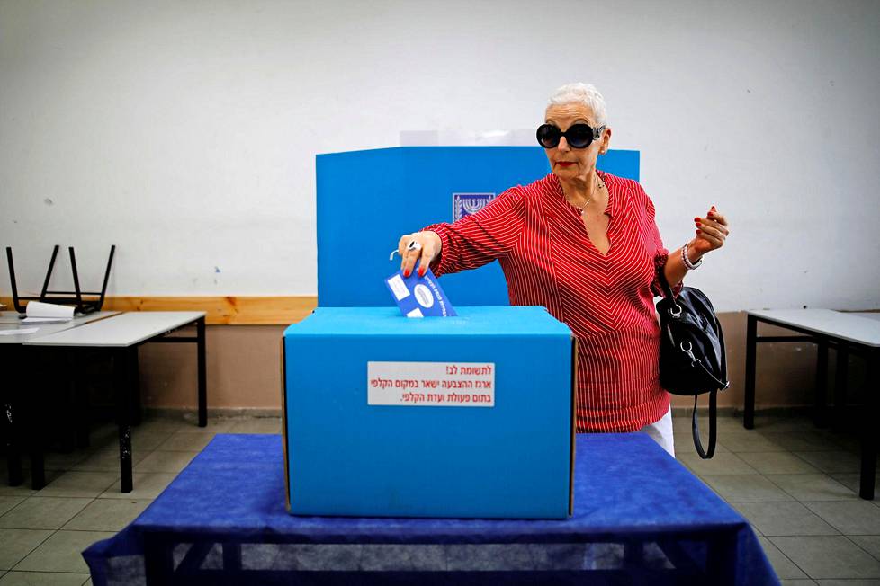 Nainen ja ääni.  Israelilaisnainen äänesti Tel Avivissa viime tiistaina vaaleissa, joissa pääministeri Benjamin Netanjahu näytti säilyttäneen paikkansa.
