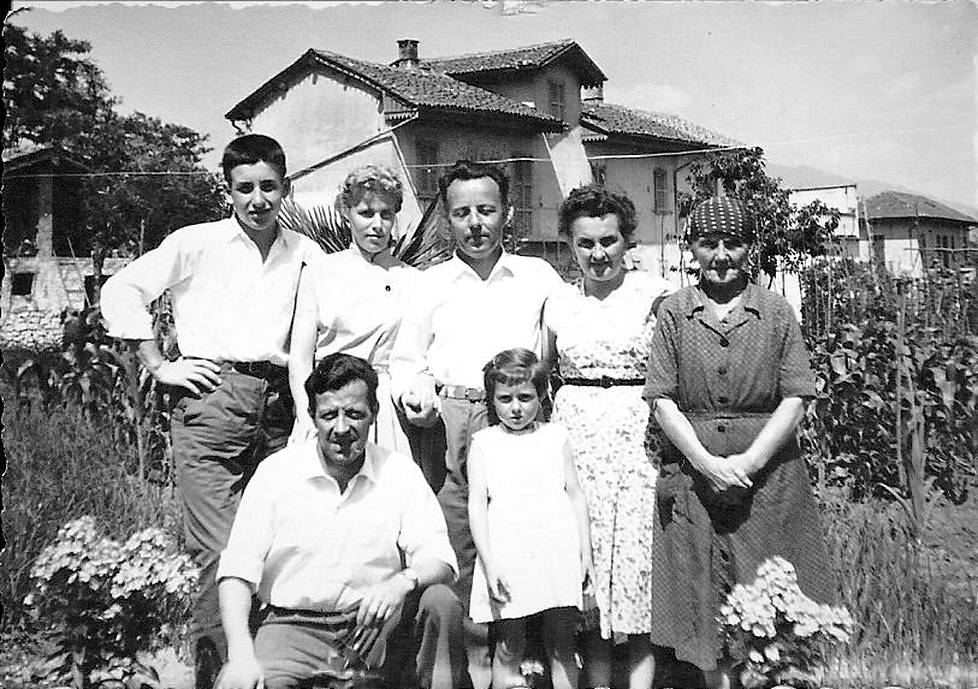 Giovanni (vasemmalla alarivissä) vierailemassa Eva-vaimonsa (toinen vasemmalta ylärivissä) kanssa kotimaisemissaan Isprassa, Lago di Maggioren rannalla.