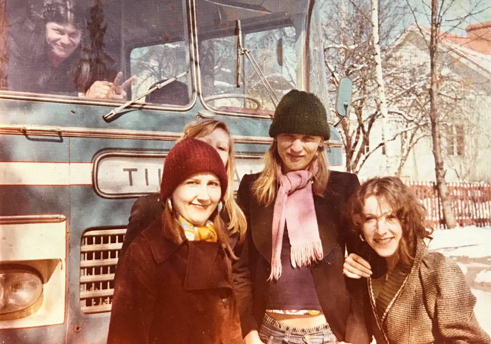 Vuosi 1972. ”Asuimme Käpylässä Vipusentiellä. Tässä on keikkabussimme vierellä serkkuni Pirjo, kaverini Tuula, Hande ja minä.”