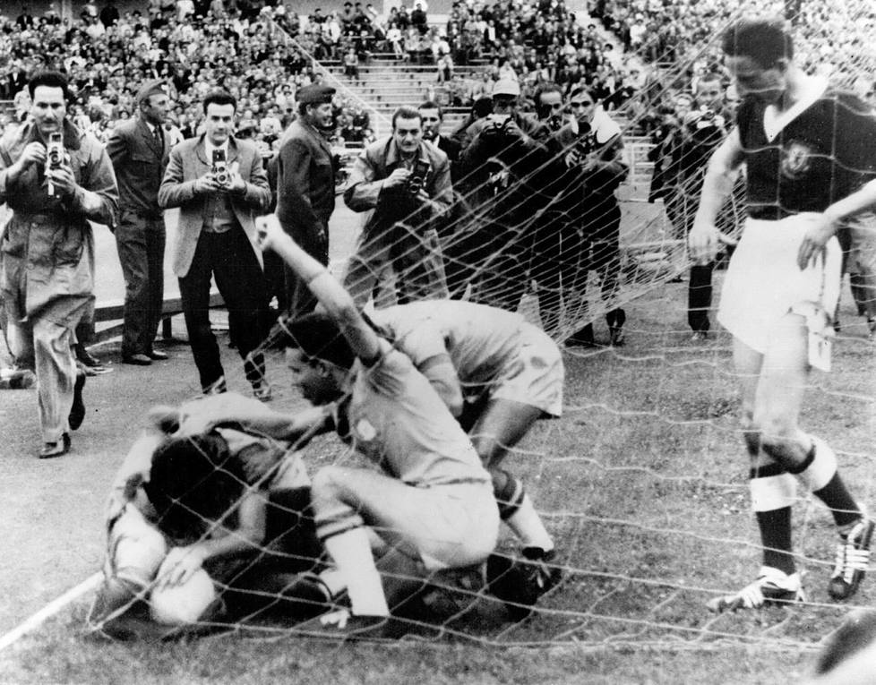 Pelé teki Brasilian ainoan maalin puolivälierässä Walesia vastaan Ruotsin MM-kisoissa 1958, se oli hänen ensimmäinen MM-maalinsa ja ratkaisi ottelun. Kuvassa maali on juuri syntynyt ja pelaajat suutelevat palloa verkon perukoilla.